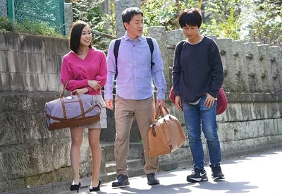 Cậu con trai quan hệ mẹ kế trẻ trong một chuyến đi nghỉ dưỡng gia đình