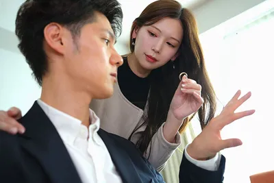 Vợ yêu đi đi chơi, anh xã ở nhà bị nhỏ em người vợ gạ quan hệ không trượt phát nào