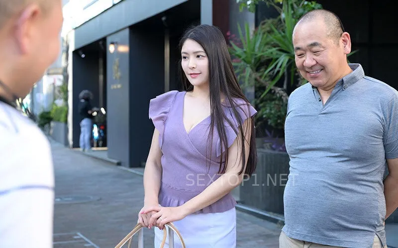Thấy bà xã của nhân viên đẹp quá, quản lý lại có sở thích đụ cô vợ người khác nên đã…